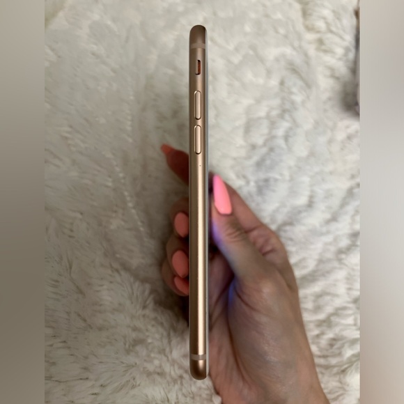 Gold iPhone 8 64GB Unlocked - Picture 11 of 14